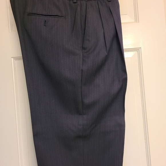 Men's Haggar Navy Pinstripe suit size 44R - Picture 13 of 14
